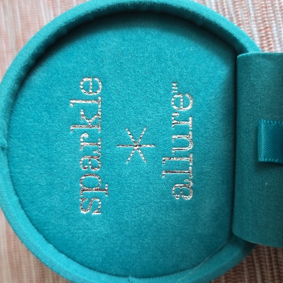 SPARKLE ALLURE BRAND FASHION JEWELRY 4 PAIRS OF STUD PIERCED EARRINGS - Picture 4 of 5